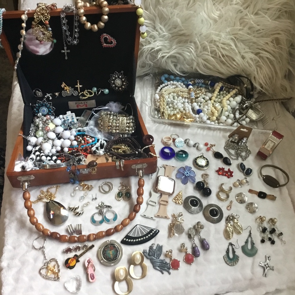 4.24 lb Costume Jewelry Bulk
Vintage, Modern, Designer, Unbranded 🌼 Resellers